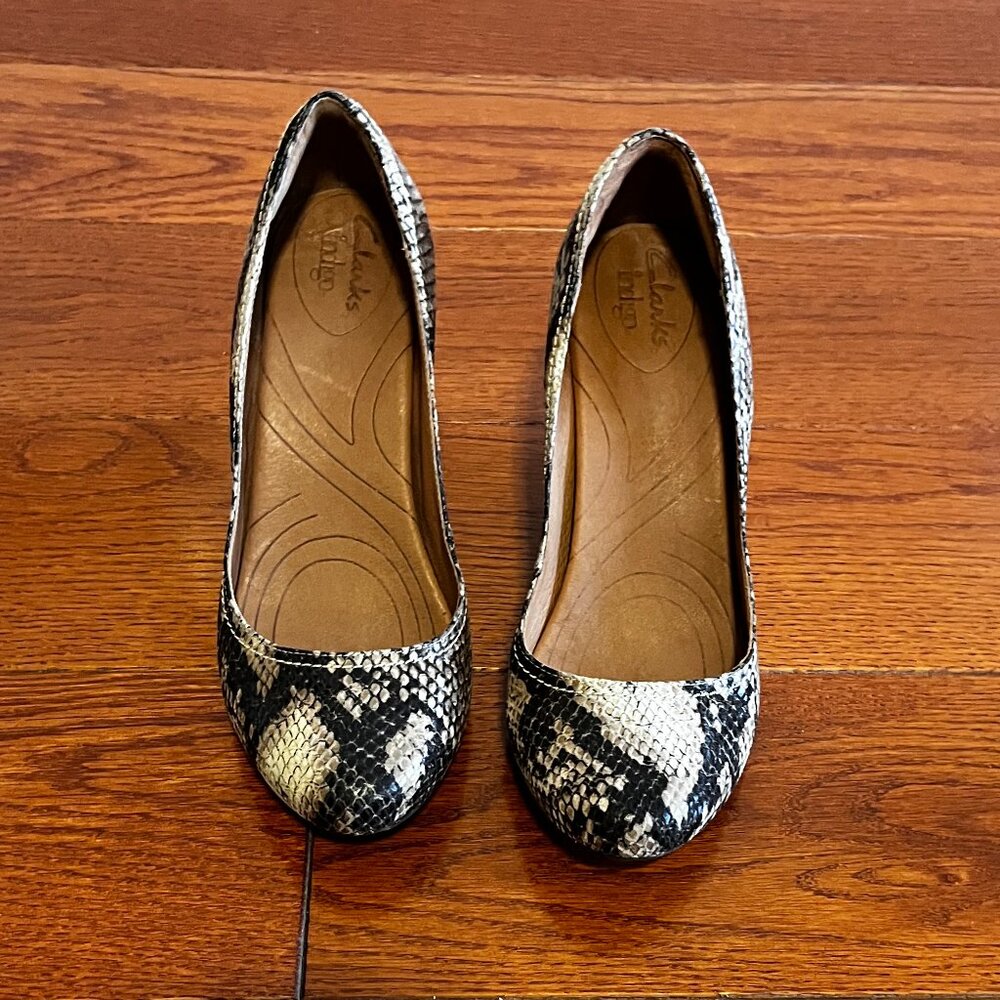 Clarks Purity Now Snakeskin Wedge Pumps Wood Heel Comfort Size 7 EUC